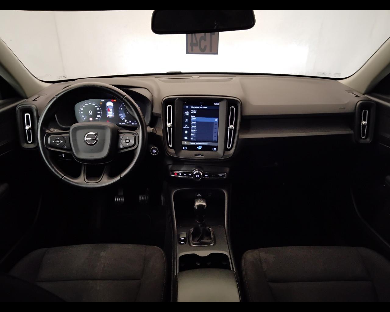 VOLVO XC40 - XC40 1.5 t3 Momentum Core 163cv my21