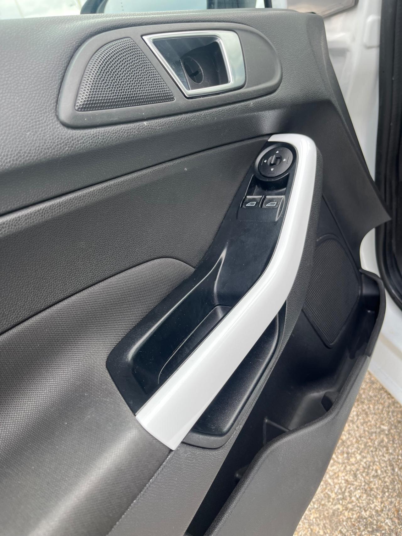 Ford Fiesta 1.5 TDCi 75CV Black & White Edition