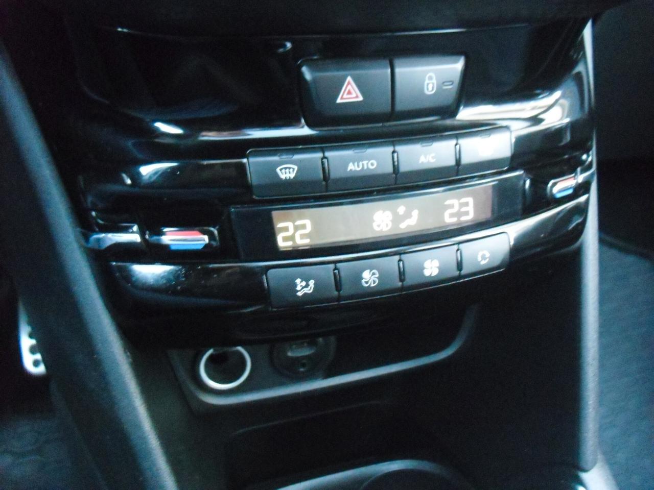 Peugeot 208 BlueHDi 100 5p. GT Line ICE White, FULL OPTIONAL, OTTIME CONDIZIONI!!