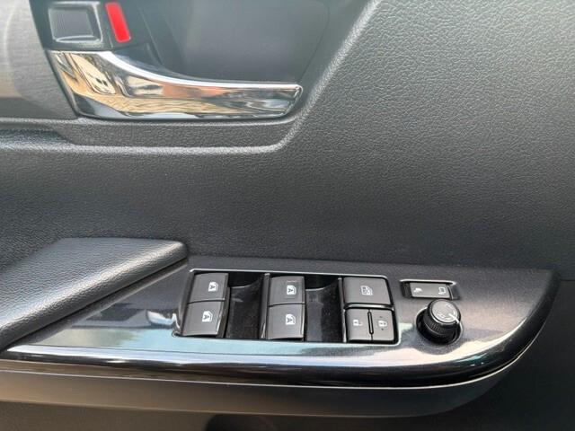 Toyota Hilux 2.4 D-4D A/T 4WD 4 porte Double Cab Invincible
