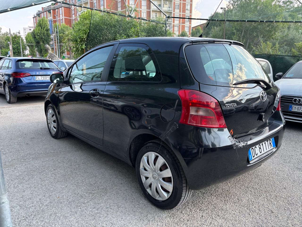 Toyota Yaris 1.3 - 3 porte Luna OK NEOPATENTATI