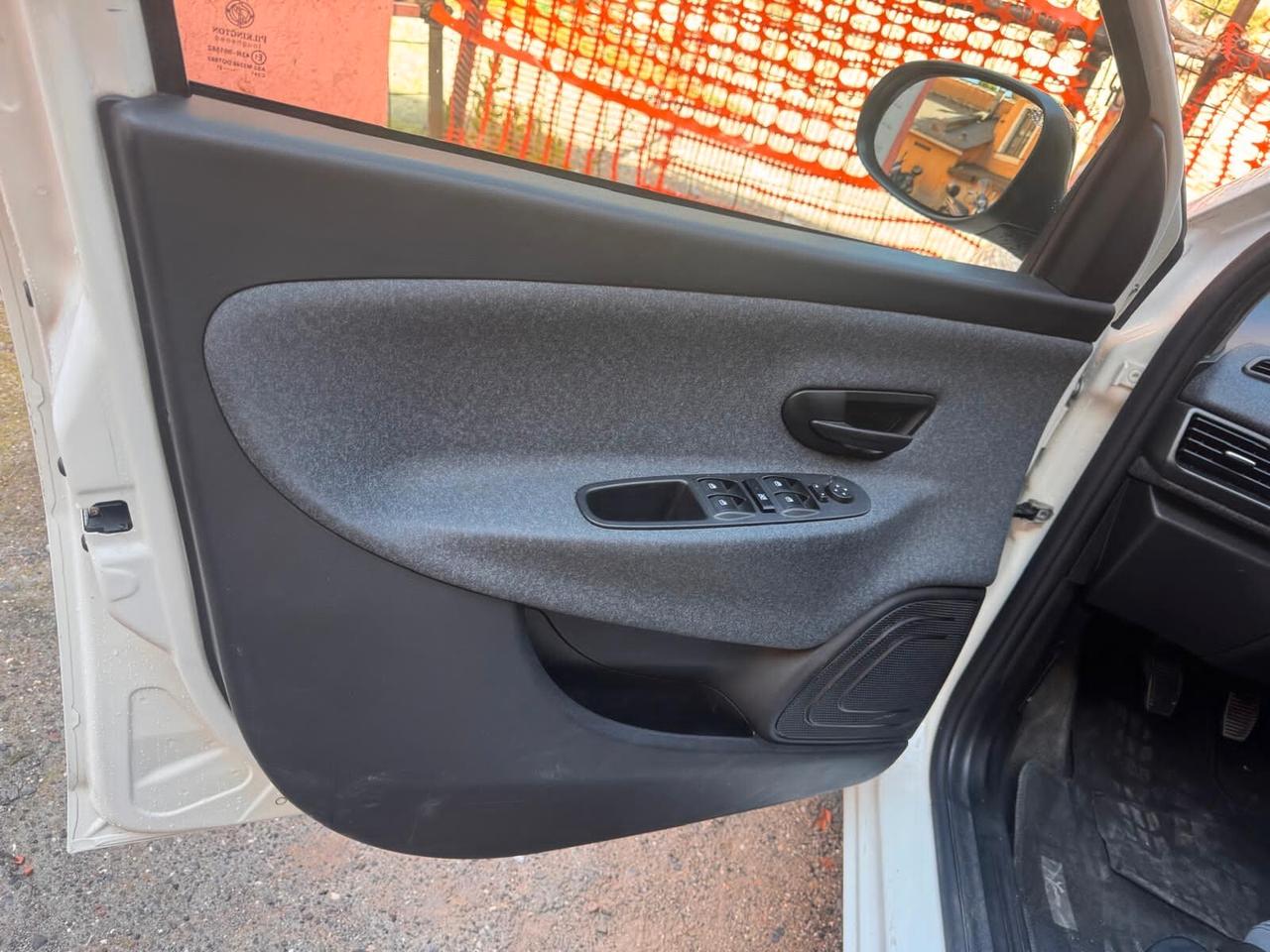 Lancia Ypsilon 1.0 FireFly 5 porte S&S Hybrid Ecochic Gold