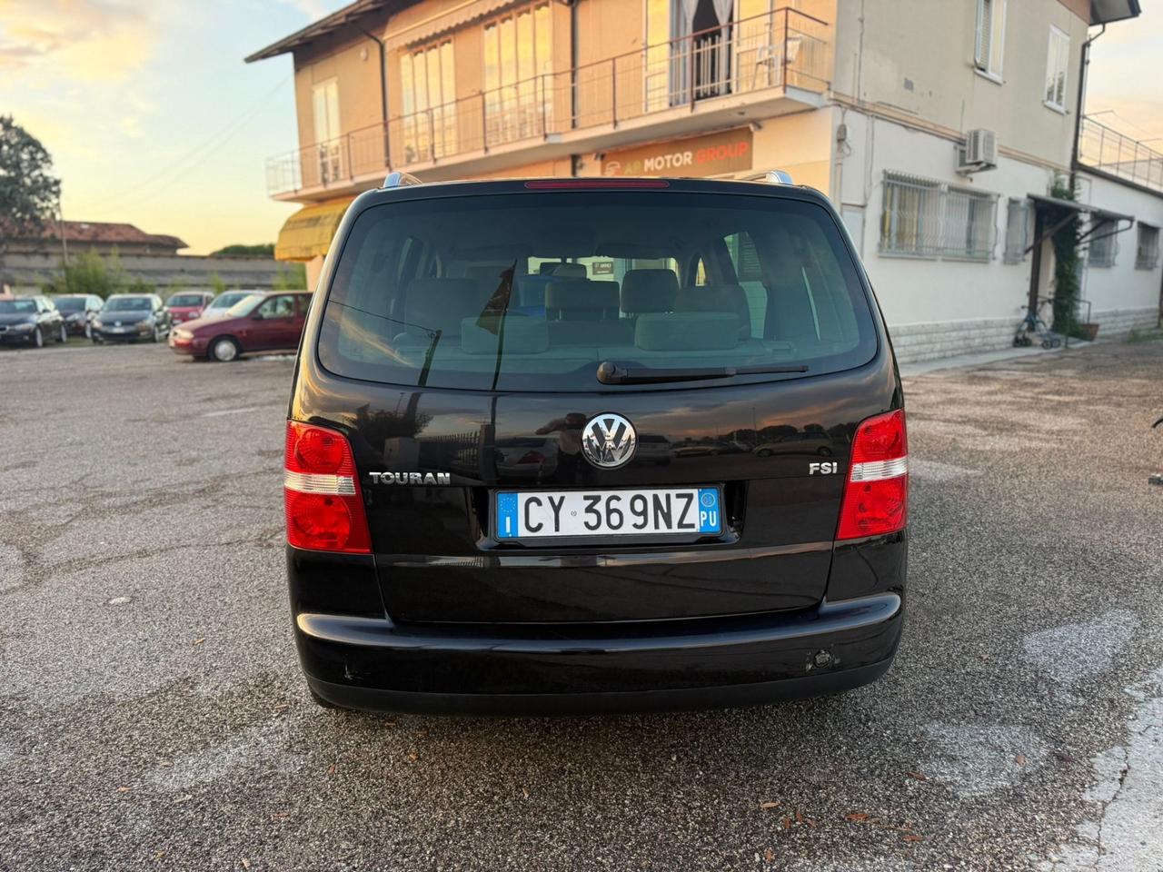 Volkswagen Touran 1.6 16V FSI Highline 7 POSTI