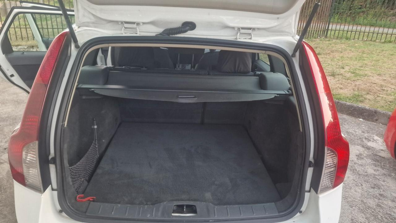 Volvo V50 1.6 D DRIVE cat R-Design "130.000 Km"