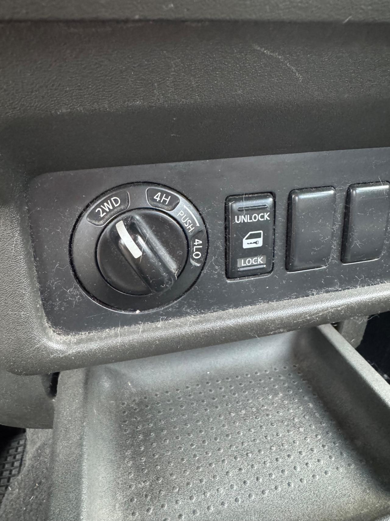 Nissan Navara 2.5 dCi Doppia Cabina 5 Posti