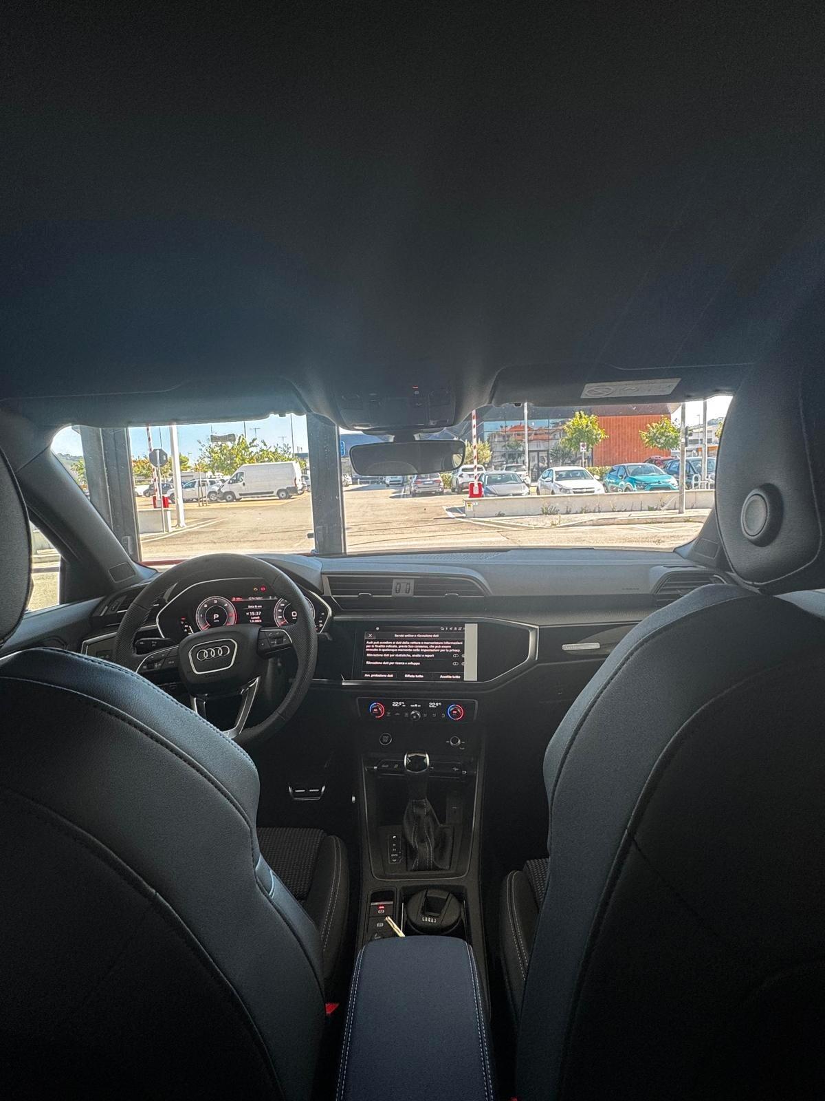Audi Q3 35 TDI S tronic Identity Black
