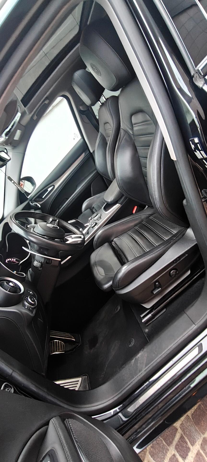 Alfa Romeo Stelvio Q4 Veloce total black