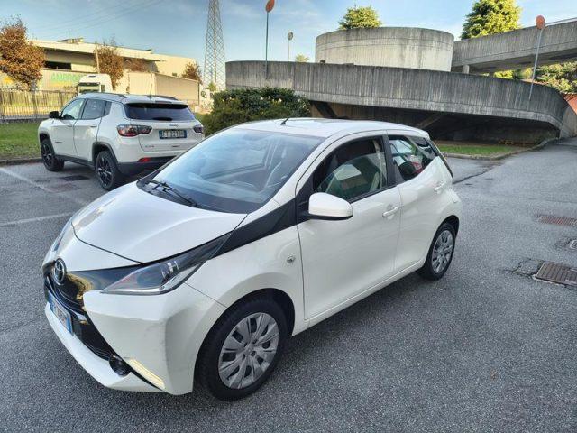 TOYOTA Aygo 1.0 VVT-i 69 CV 5 porte x-play NEOPATENTATI