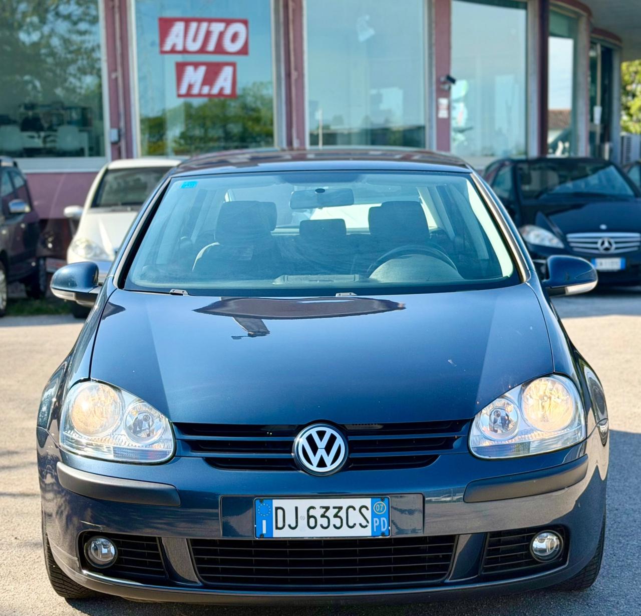 Volkswagen Golf 1,6 benzina km 120,000 ok neopatentati ! ! B