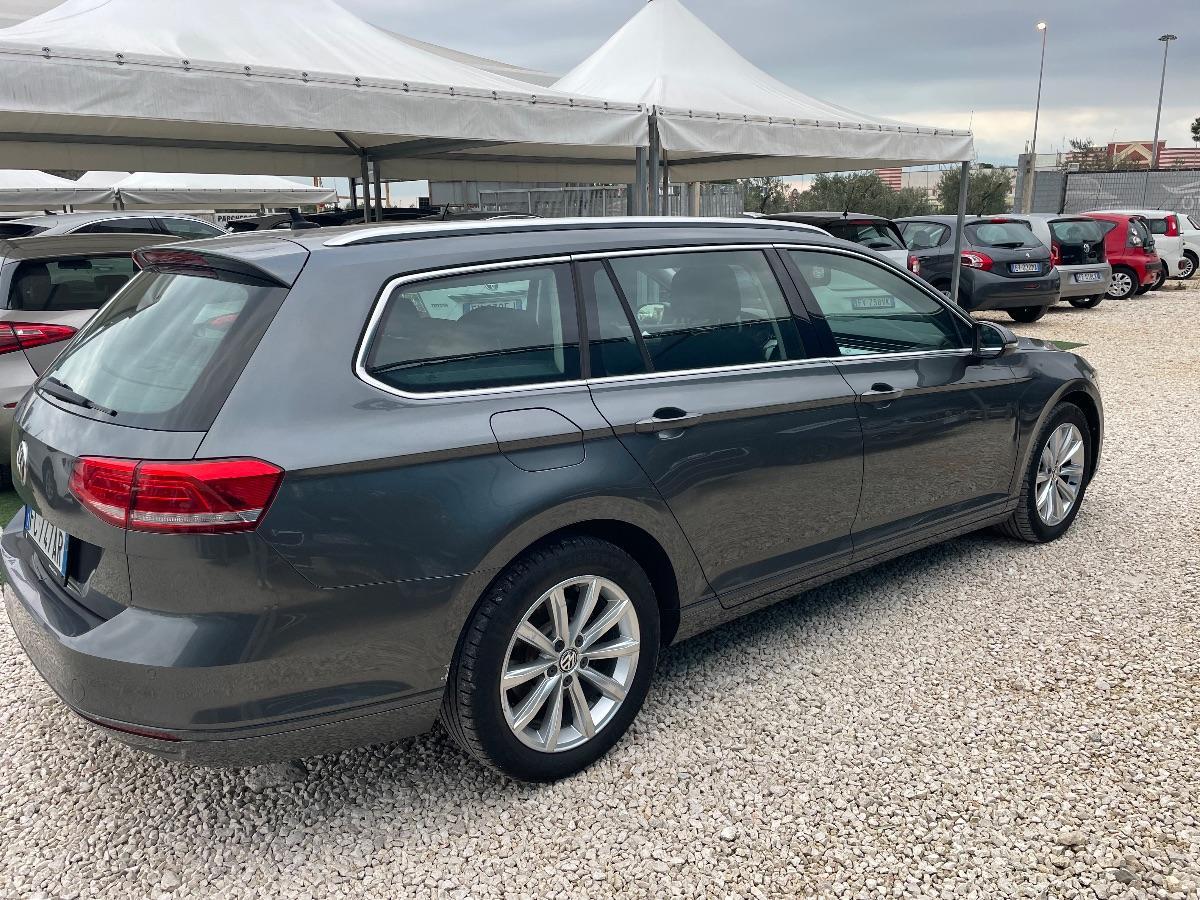 VOLKSWAGEN - Passat - 1.6 TDI DSG Comfortline BMT