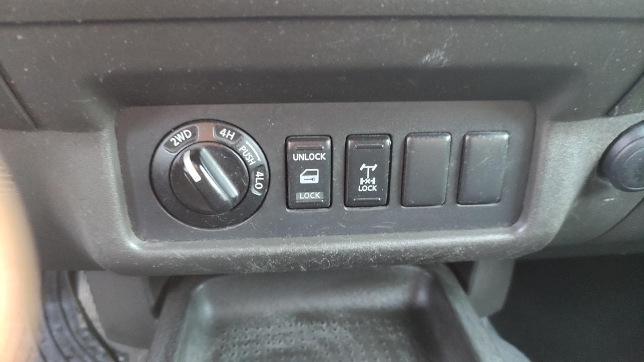 Nissan Navara PICK-UP 2.5 dCi DOPPIA CABINA Hard Top - 2008