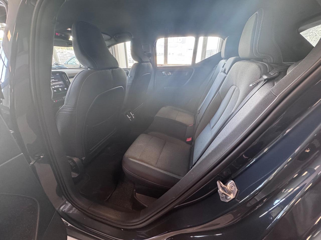 VOLVO XC40 D3 R DESIGN MOMENTUM MY2020
