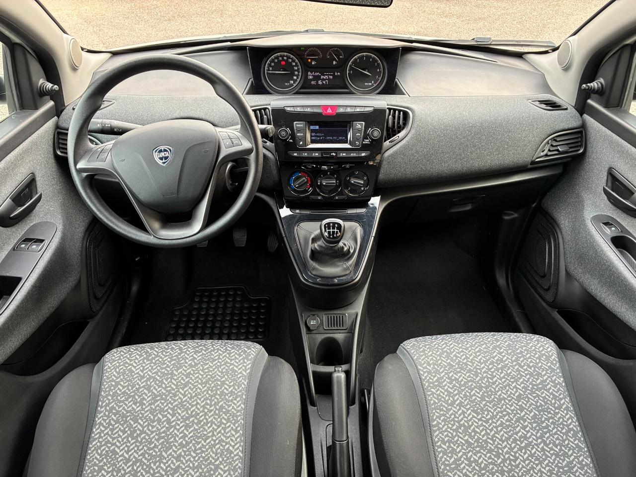 Lancia Ypsilon 1.0 FireFly Hybrid Silver