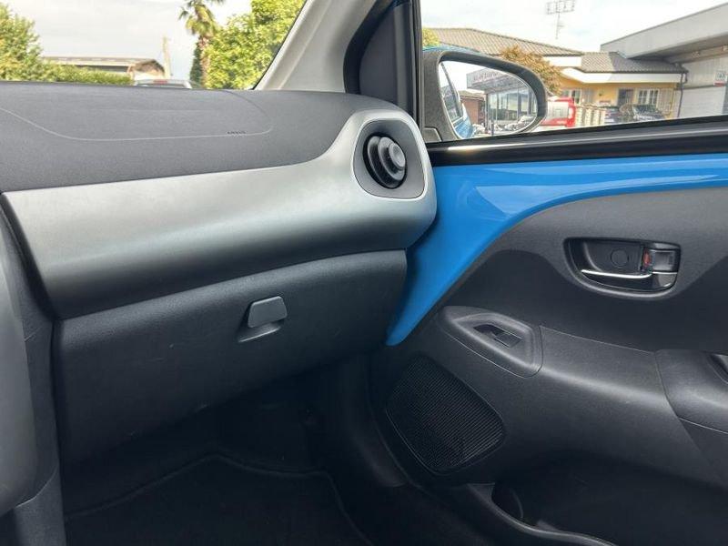 Toyota Aygo 1.0 VVT-i 69 CV 5p x-play NAVI + RETROCAMERA