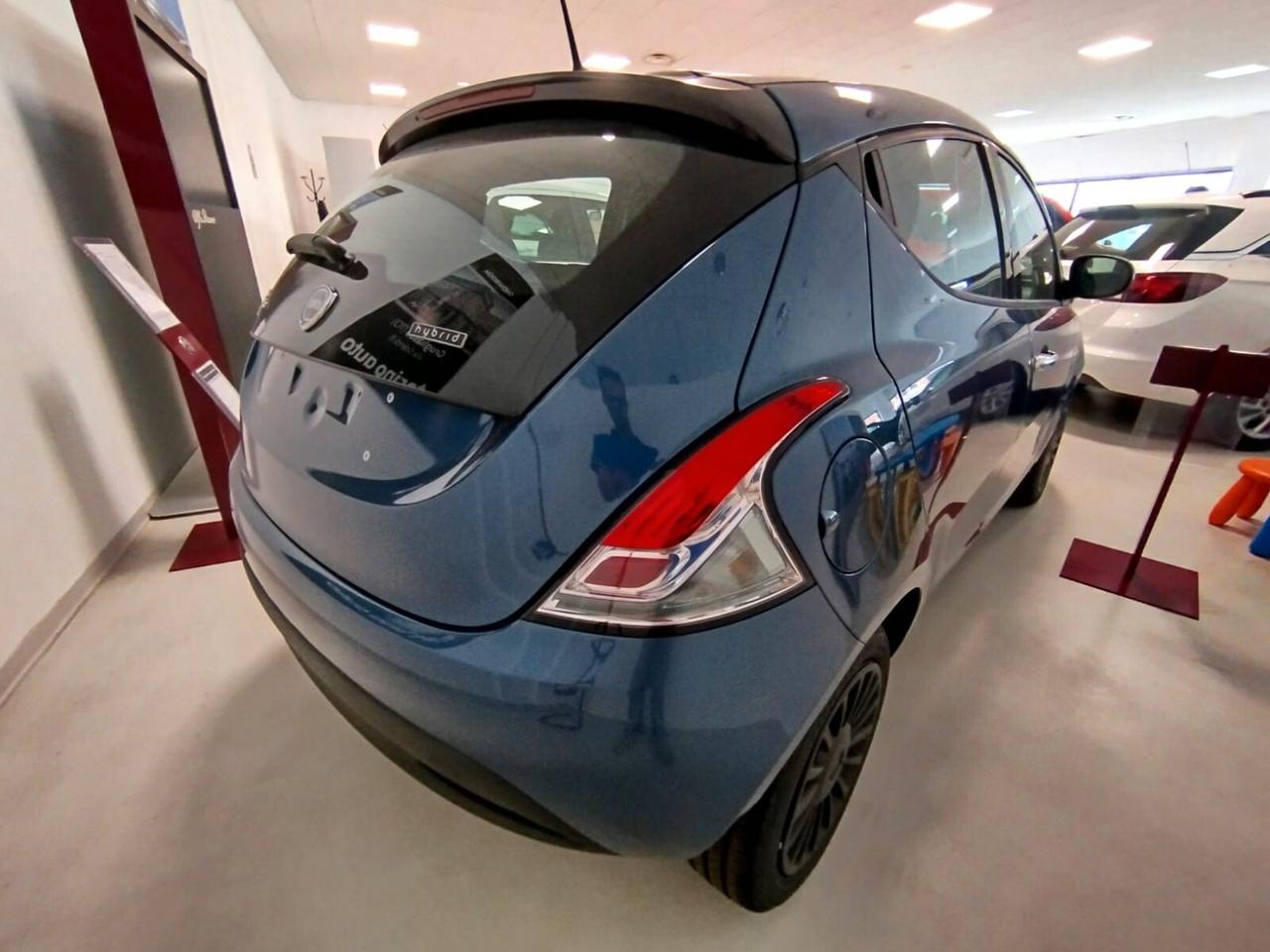 Lancia Ypsilon 1.0 FireFly 5 porte S&S Hybrid Ecochic Silver