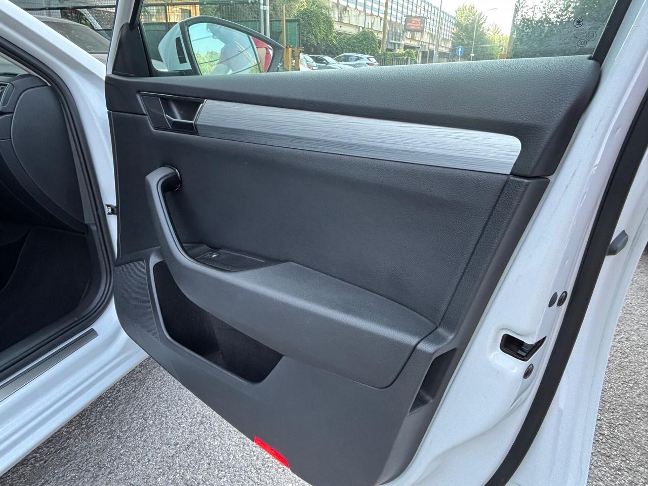 Skoda Superb 2.0 TDI 150CV DSG Wagon Executive