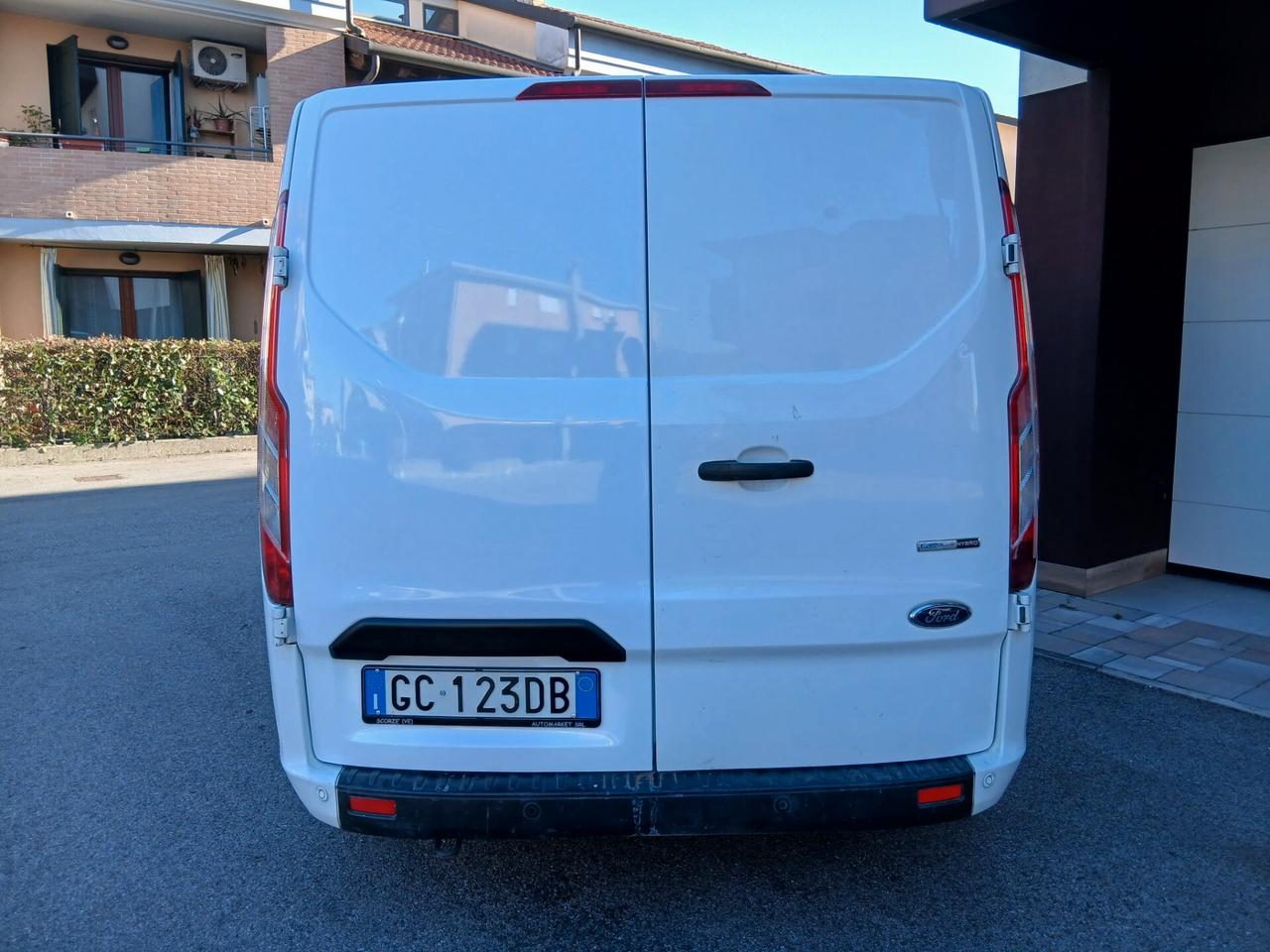 Ford Transit Custom 2.0d Hybrid Diesel tuo a € 199 mese