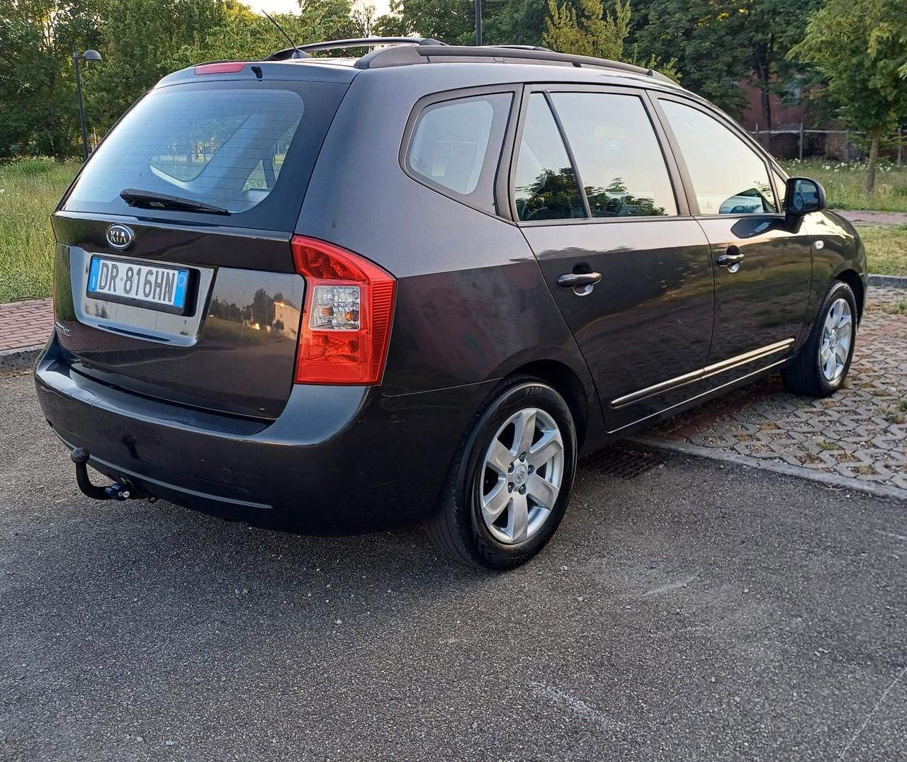 Kia Carens 2.0 CVVT LX Family