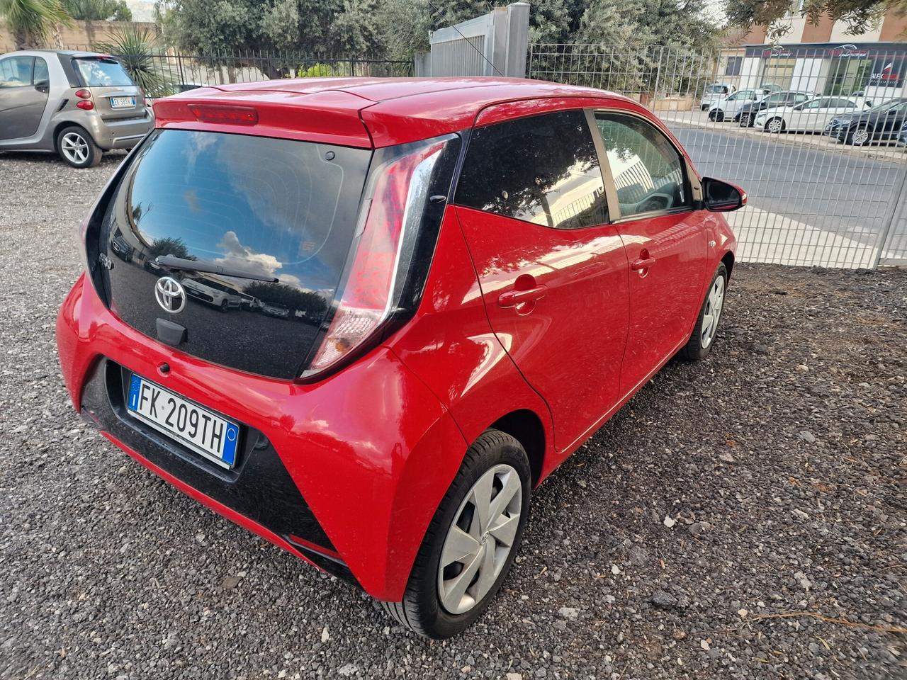 Toyota Aygo 1.0 VVT-i 69 CV 5 porte x-black TSS