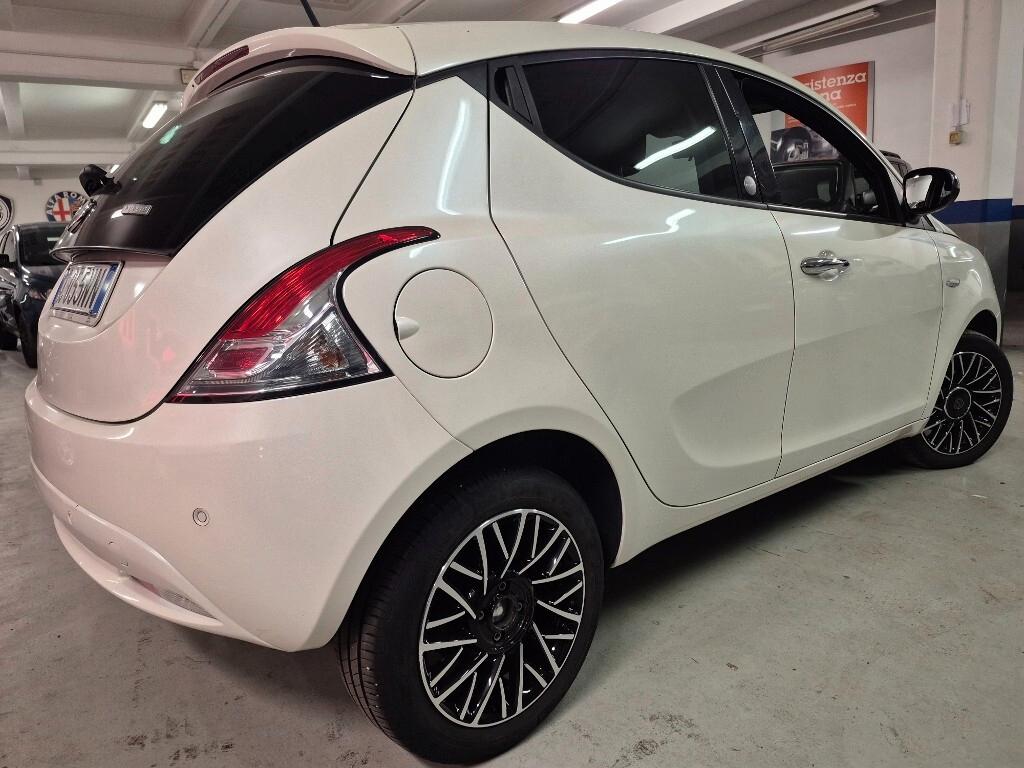 Lancia Ypsilon 1.0 FireFly 5 porte S&S Hybrid Ecochic Gold