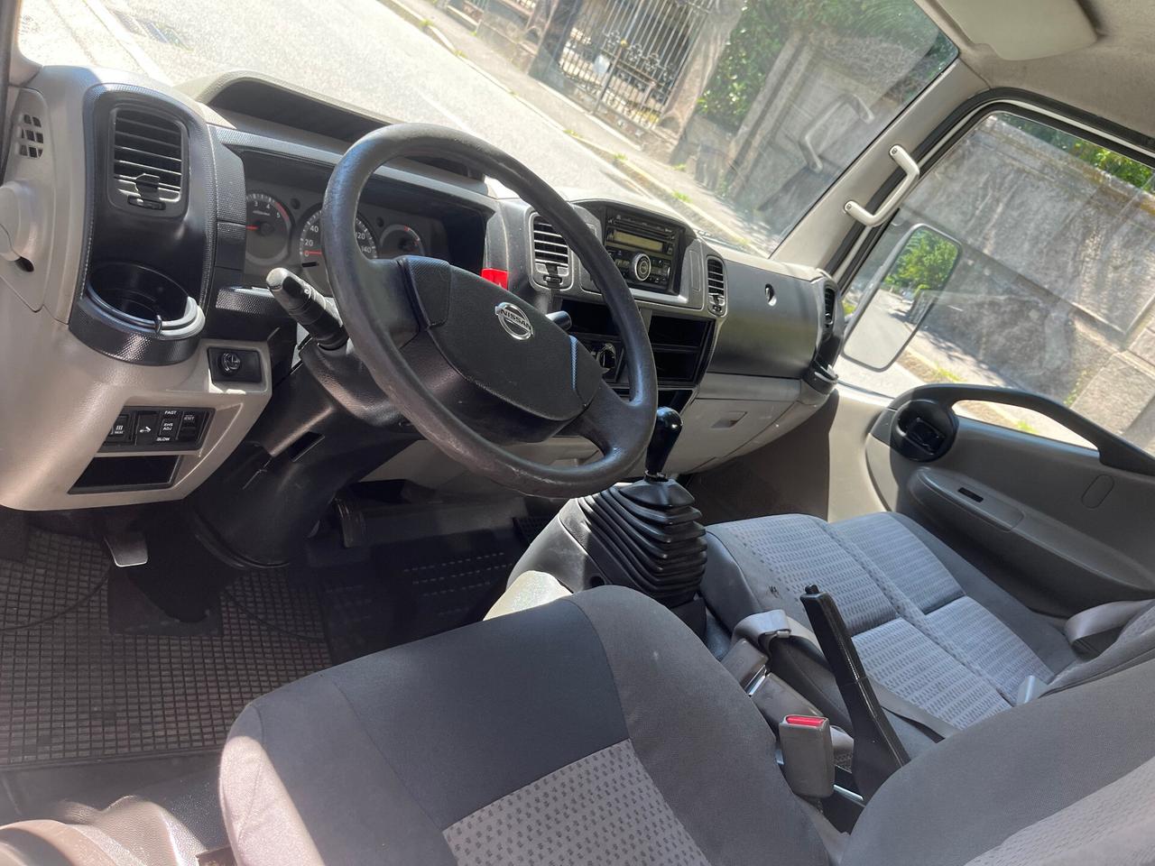 NISSAN CABSTAR 35.13 2.5 TD CASSONE RIBALTABILE TRILATERALE PORTATA 900 KG. RUOTE POSTERIORI GEMELLATE AUTOCARRO 3 POSTI