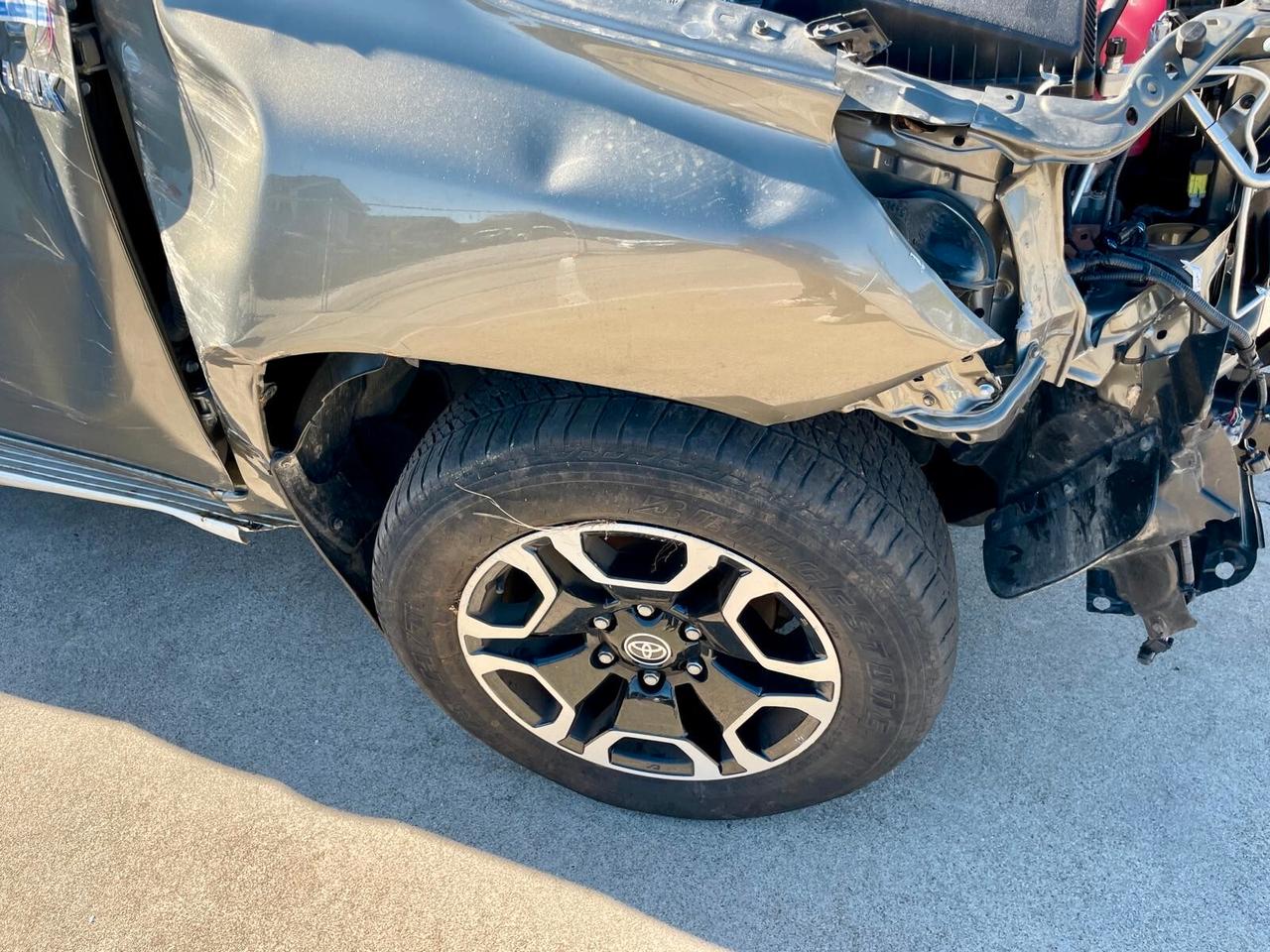 Toyota Hilux 2.4 D-4D 4WD 4 porte Double Cab Lounge ***INCIDENTATO**