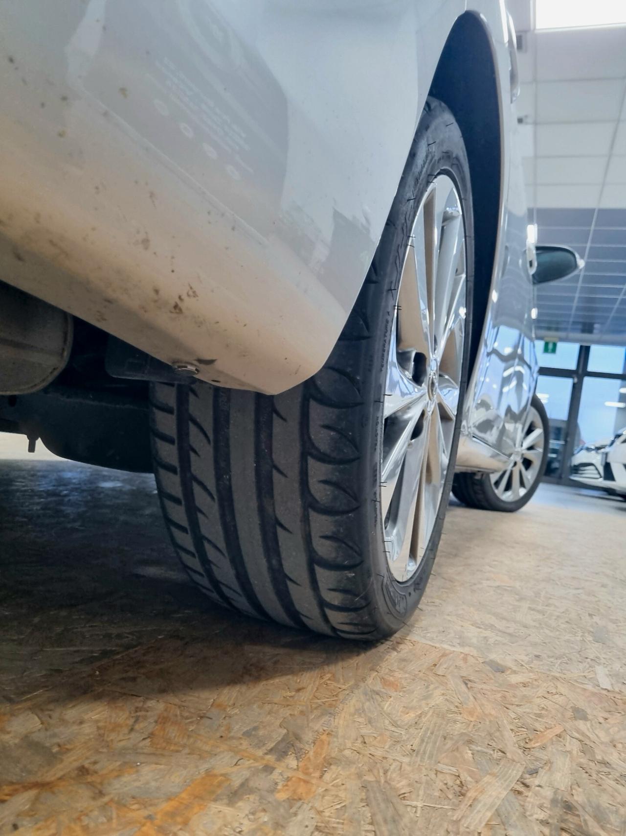 TOYOTA AURIS TOURING SPORTS 1.8 Hybrid LOUNGE