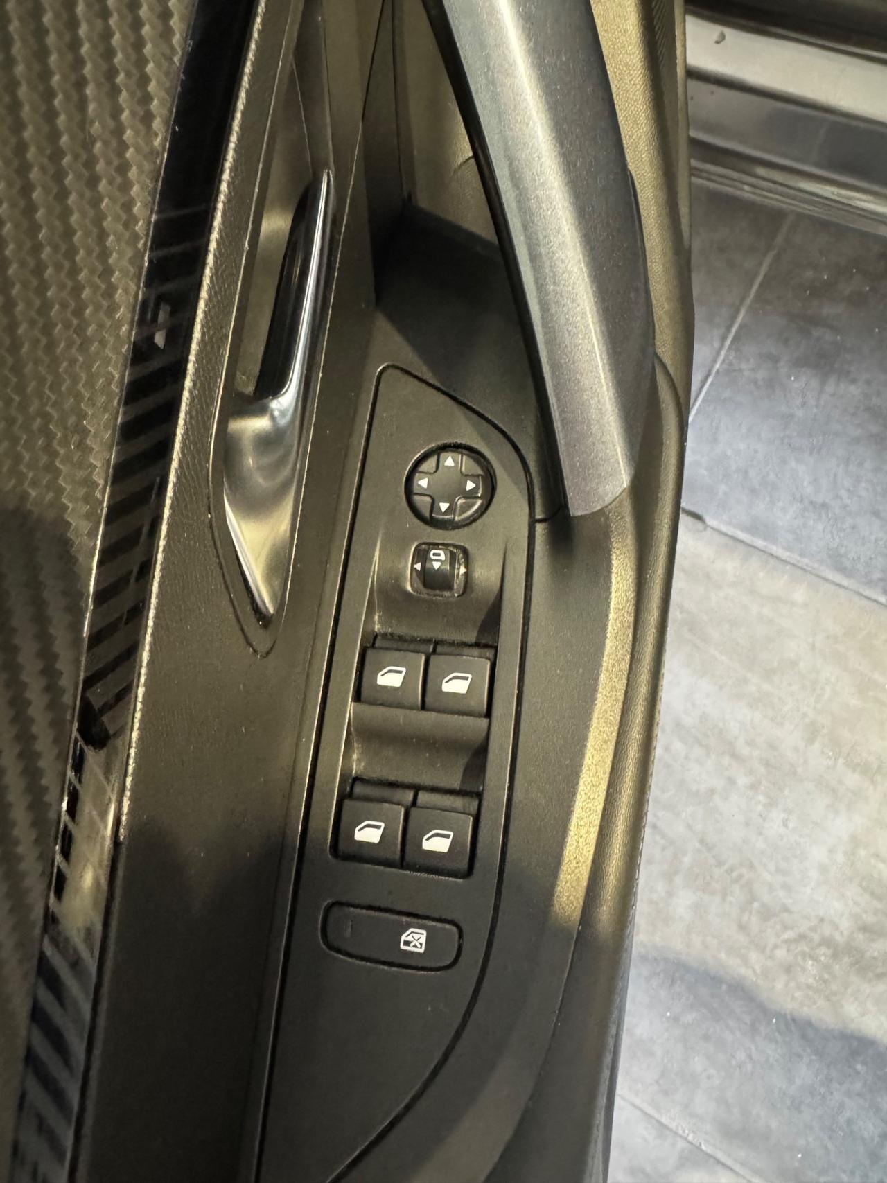Peugeot 2008 PureTech 100 S&S Allure Navi Pack