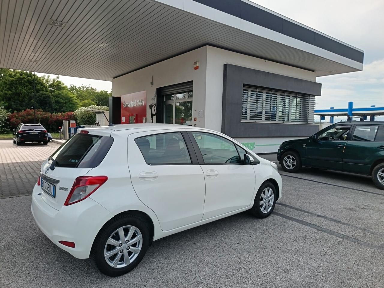 Toyota Yaris 1.0 benz2012 km originali!!! Okneo patente
