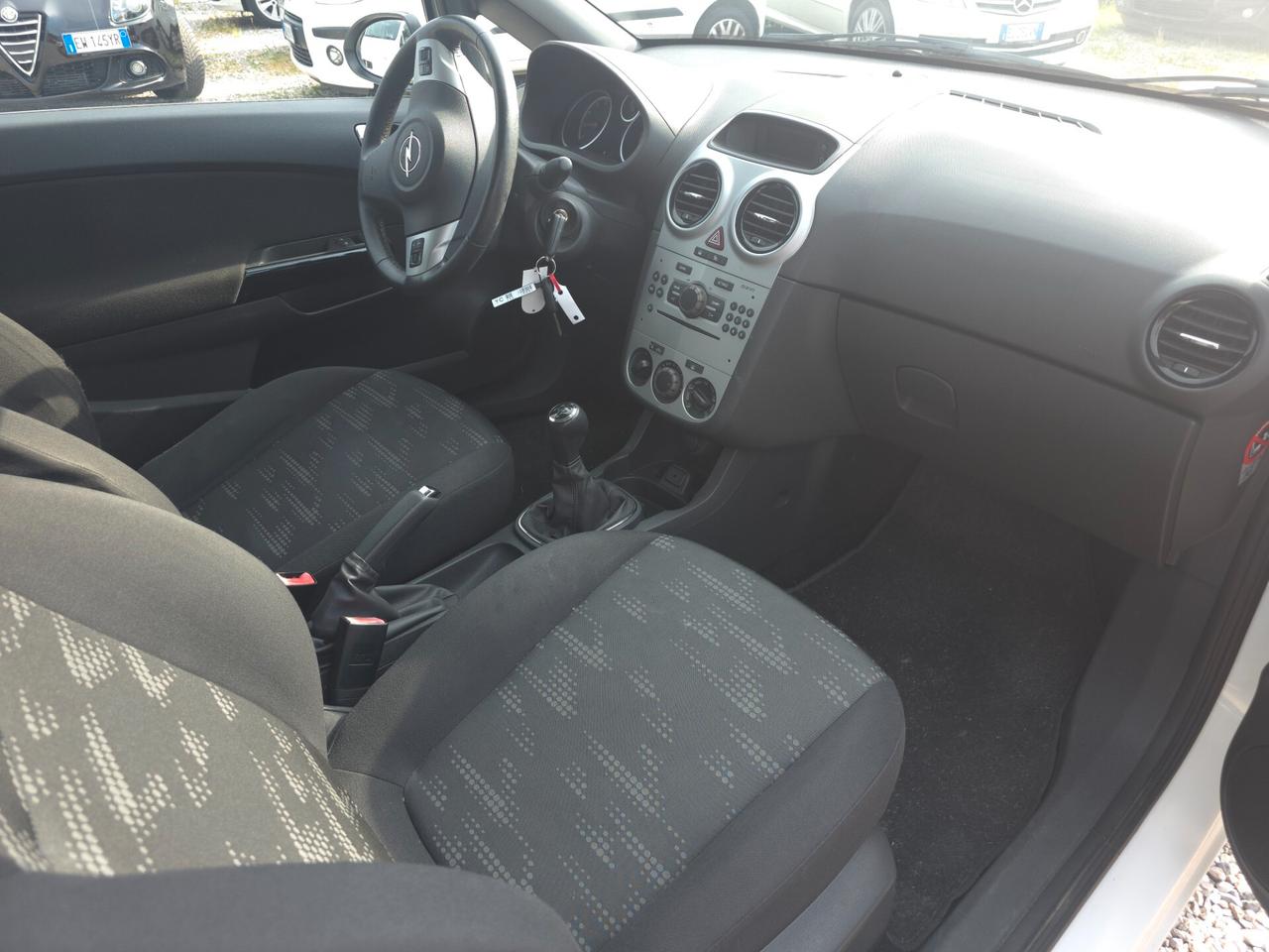 Opel Corsa 1.2 3 porte b-color