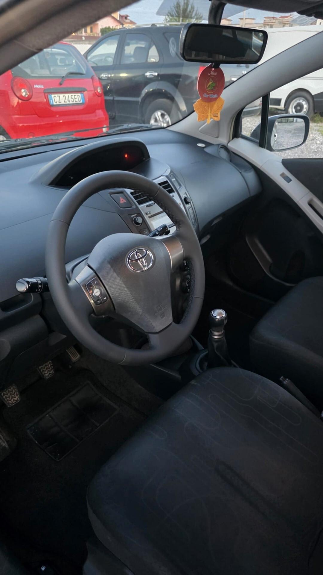 Toyota Yaris 1.0 5 porte Luxury pack