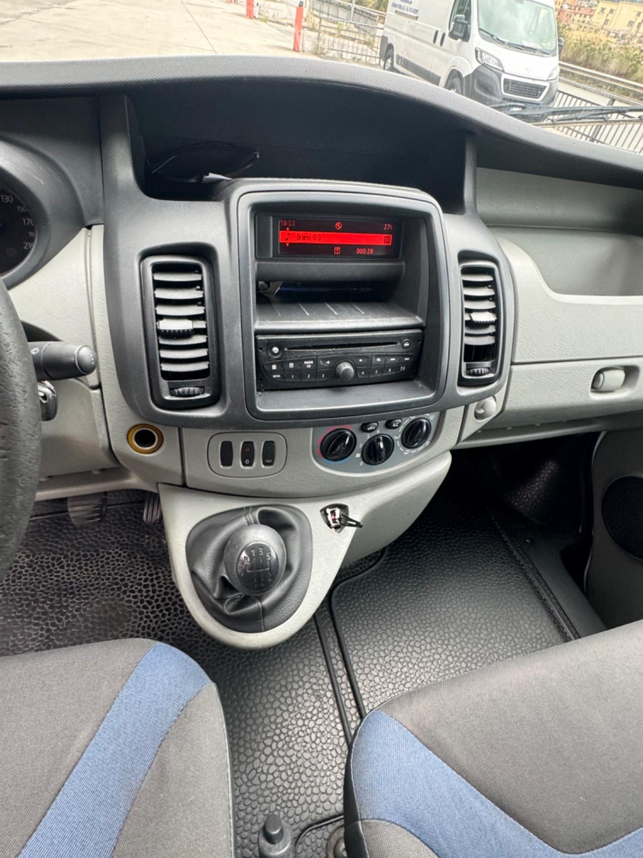 Renault trafic 2.0 DCI 6 POSTI 2012