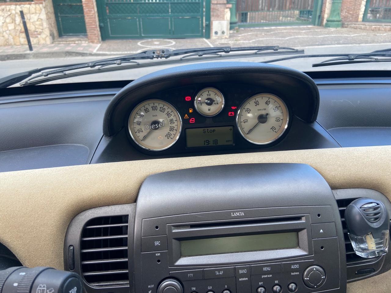 Lancia Ypsilon 1.3 Multijet 16V Argento. 3p