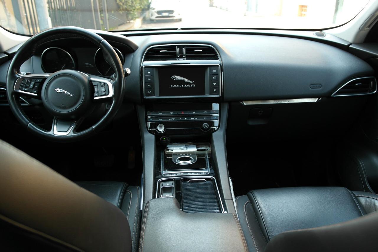 Jaguar F-Pace 3.0 D V6 300 CV AWD aut. Prestige