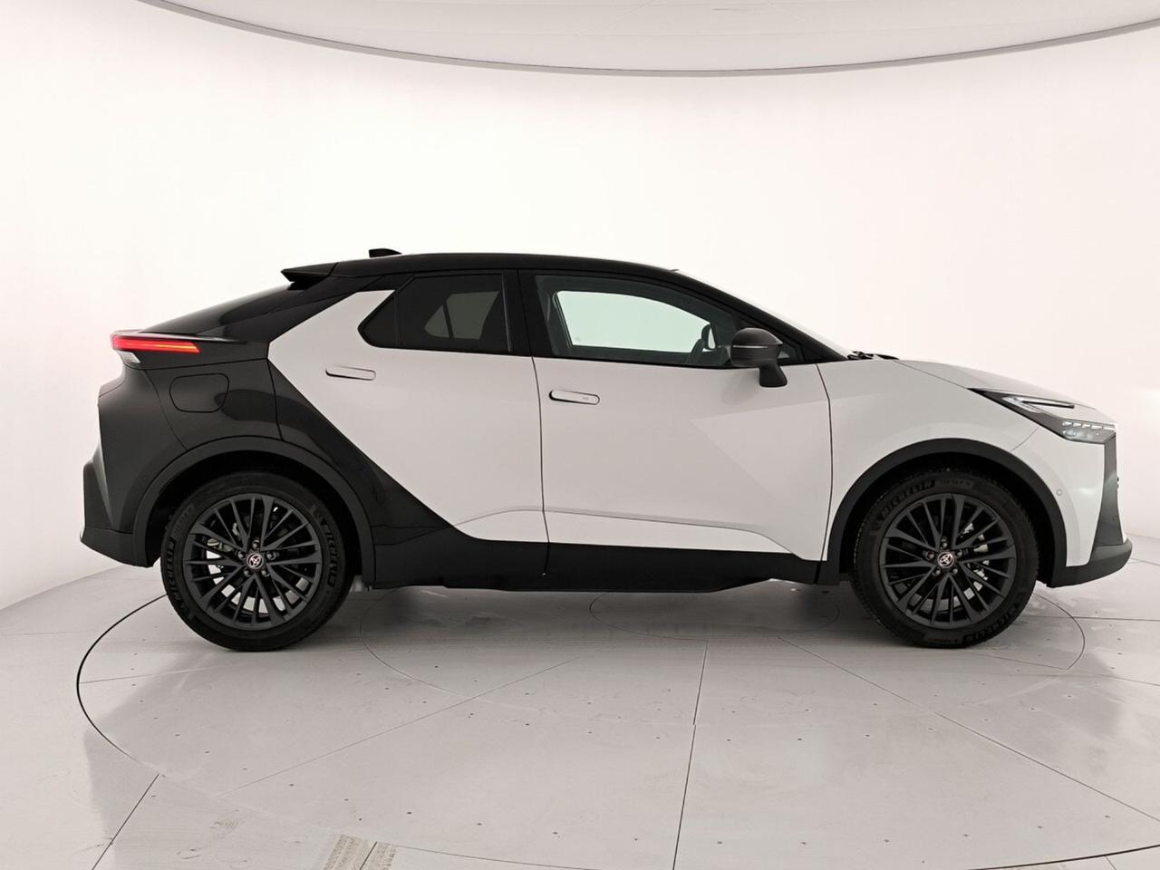 Toyota C-HR 2.0 phev lounge hero fwd e-cvt