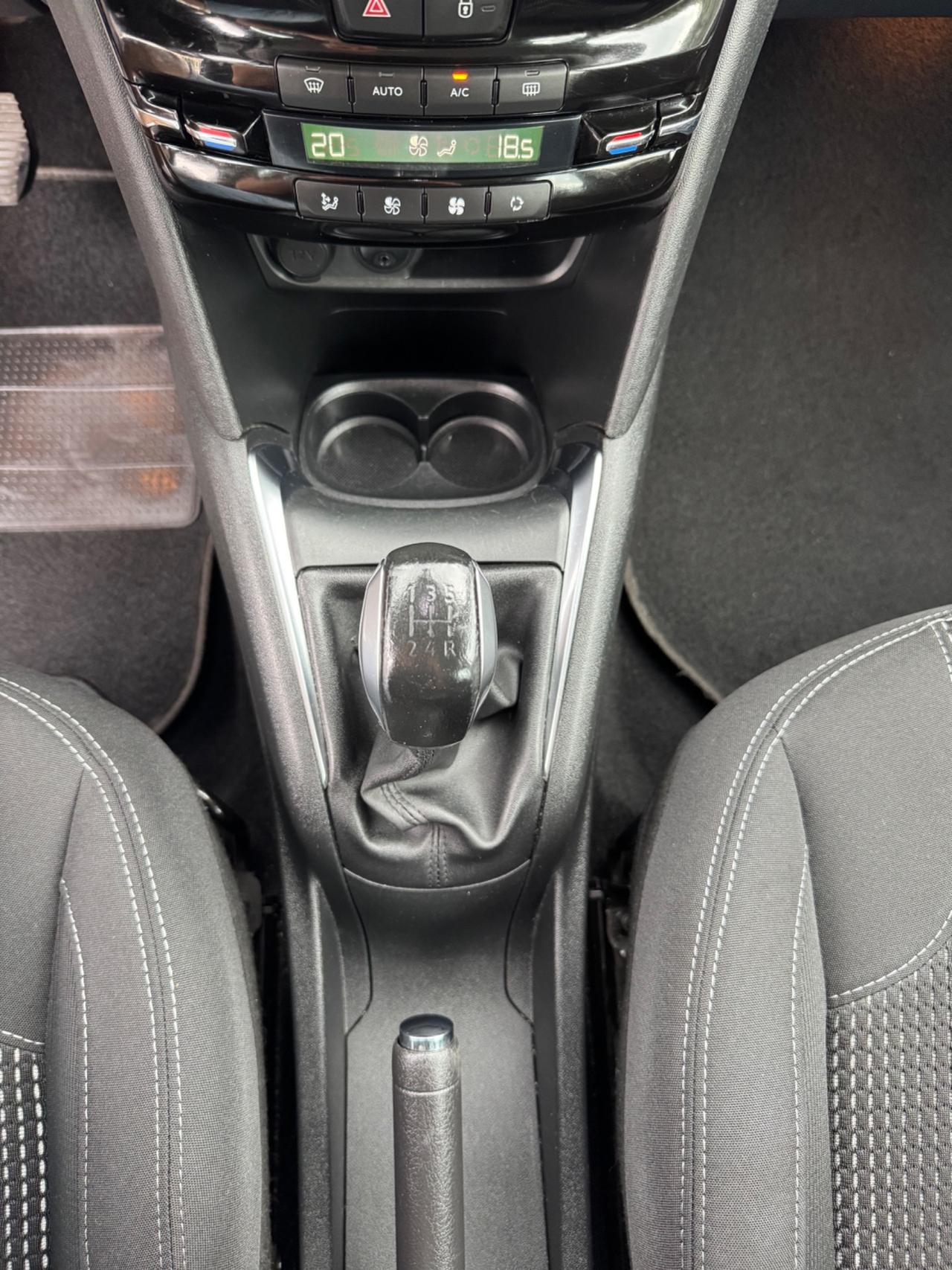 Peugeot 208 tagliandata cinghia nuova Neopatentati