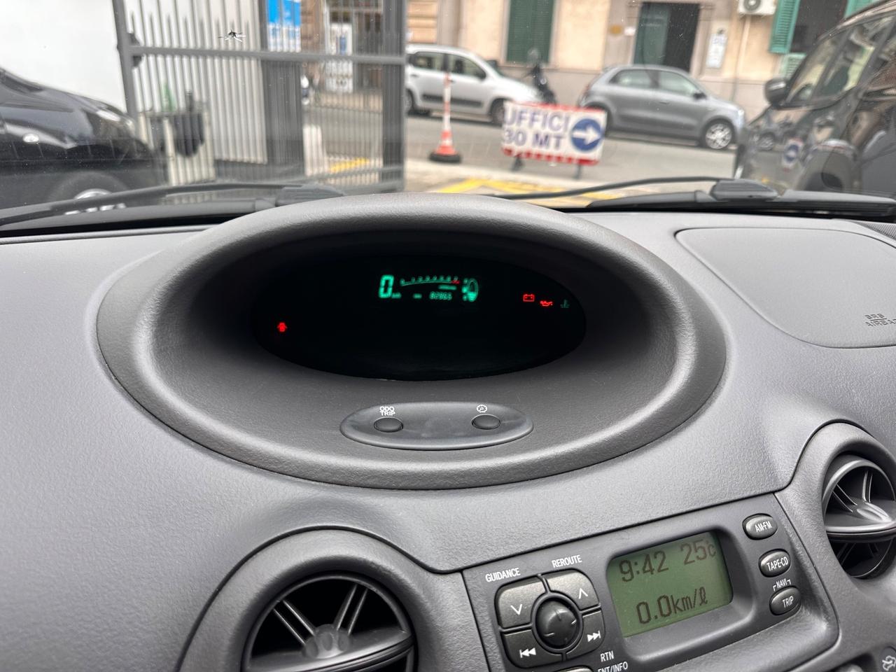 Toyota Yaris 1.0i 16V cat 5 porte Sol