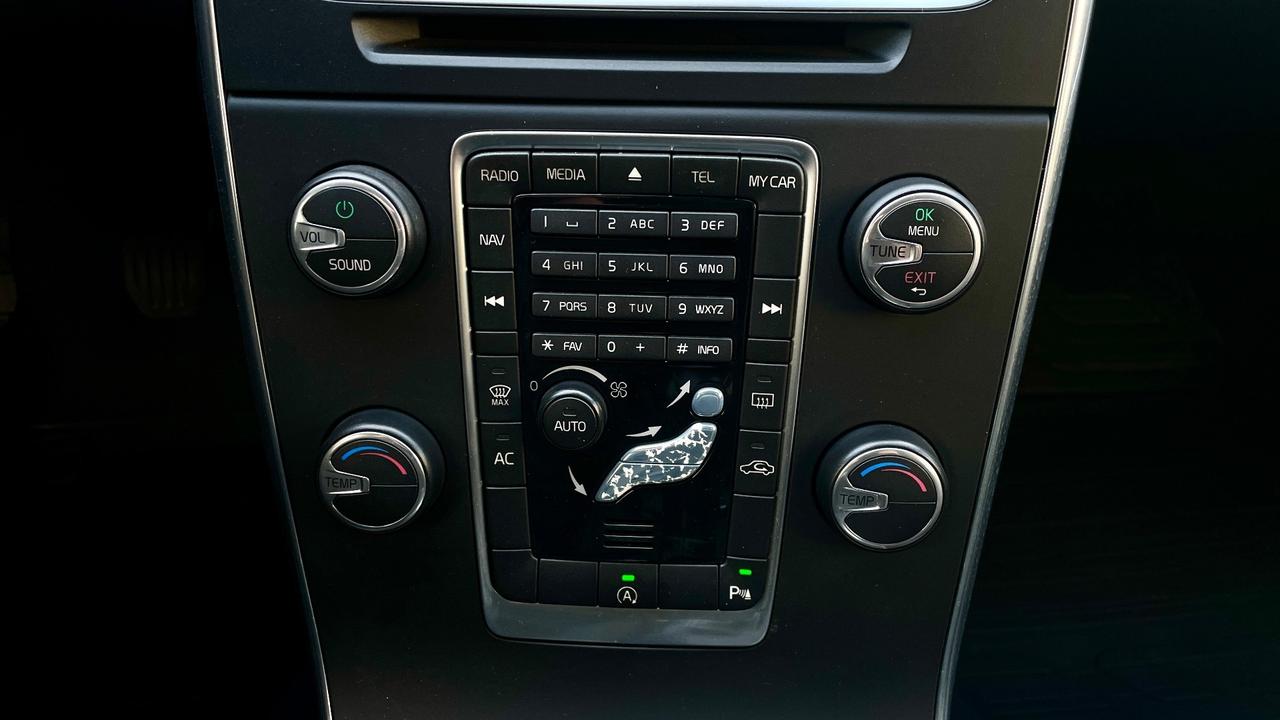 VOLVO V60 1.6 MOMENTUM 115CV - PELLE PARZIALE, CRUISE CONTROL, NEOPATENTATI