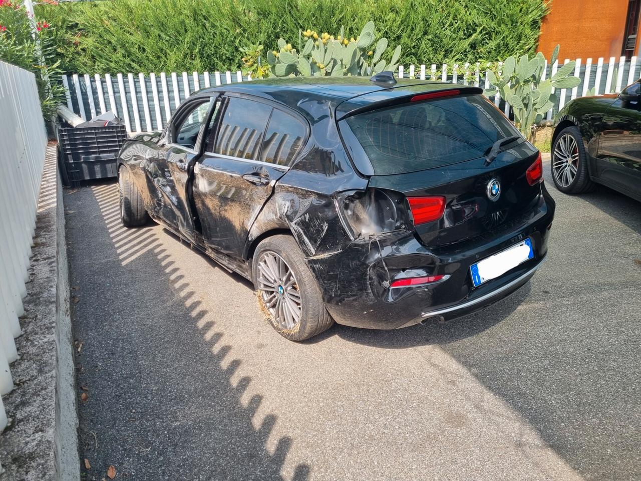 Bmw 116d 5p. Urban SINISTRATA