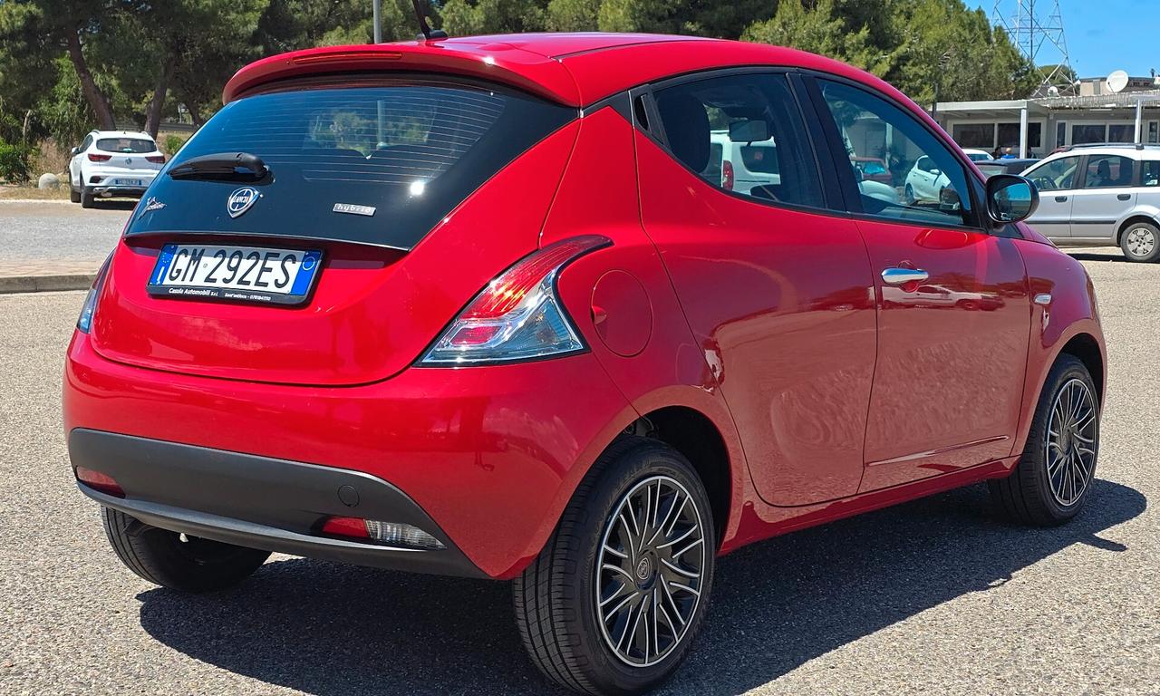 Lancia Ypsilon 1.0 FireFly 5 porte S&S Hybrid Ecochic Silver