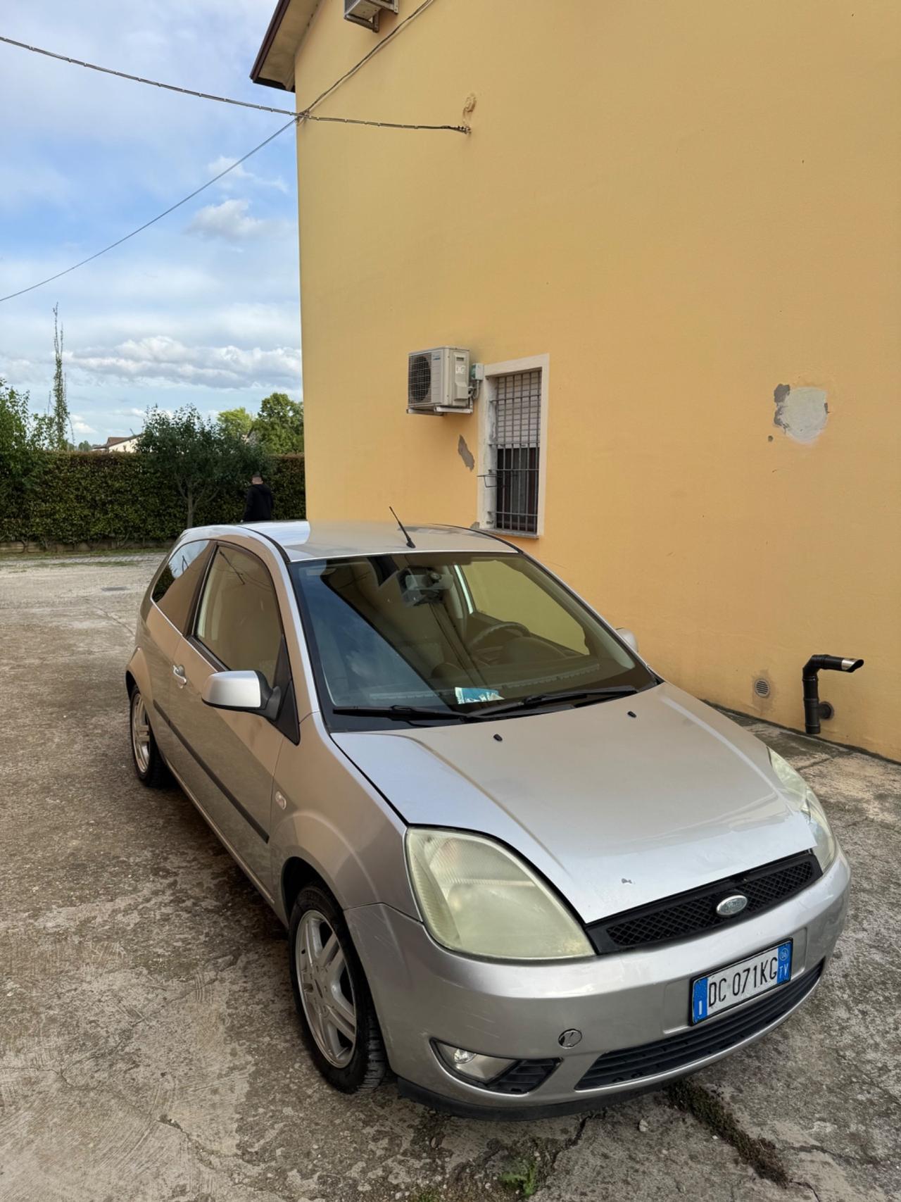 Ford Fiesta 1.4 16V 5p. Ghia
