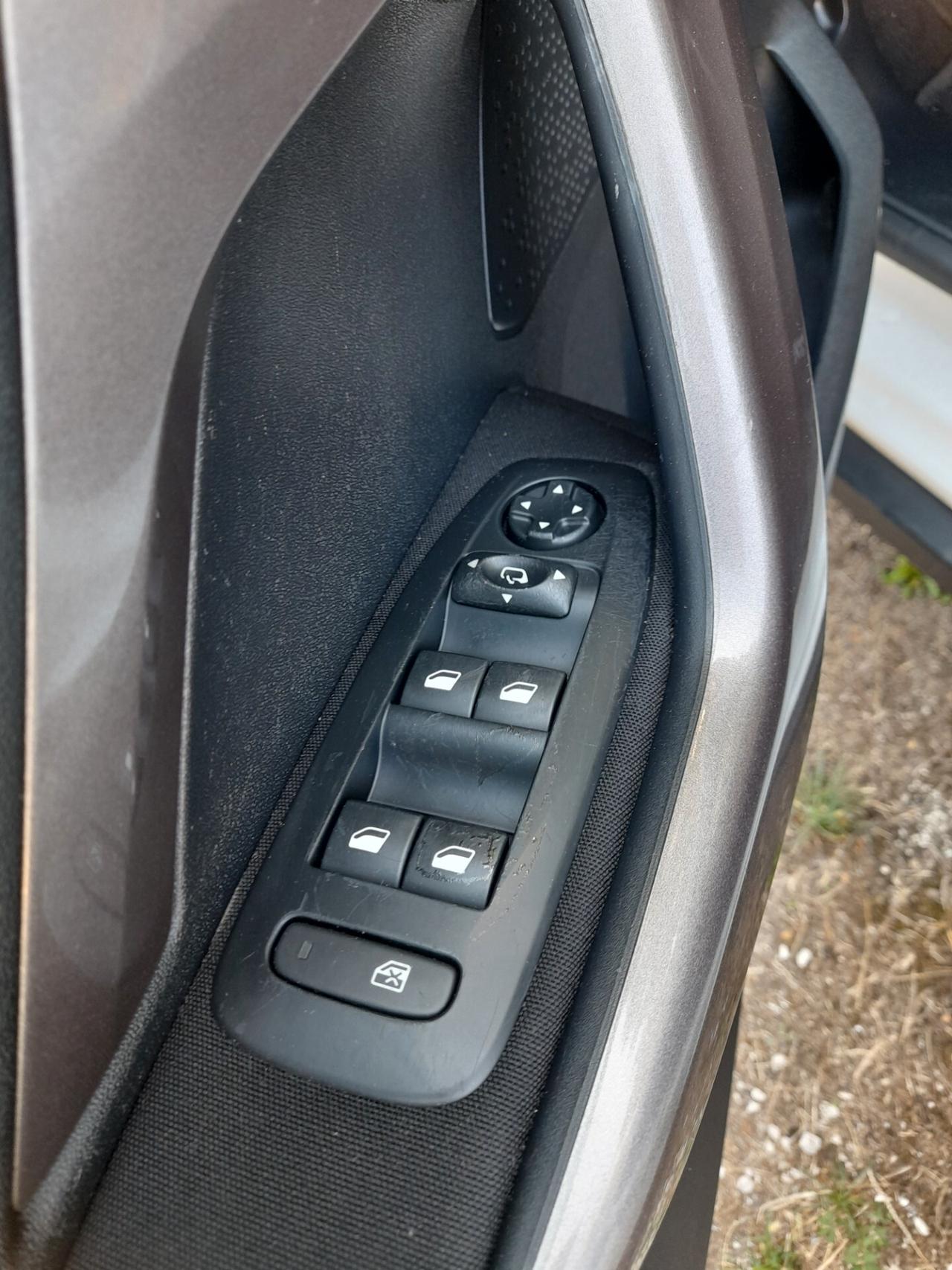 Peugeot 2008 1.6 e-HDi 92 CV