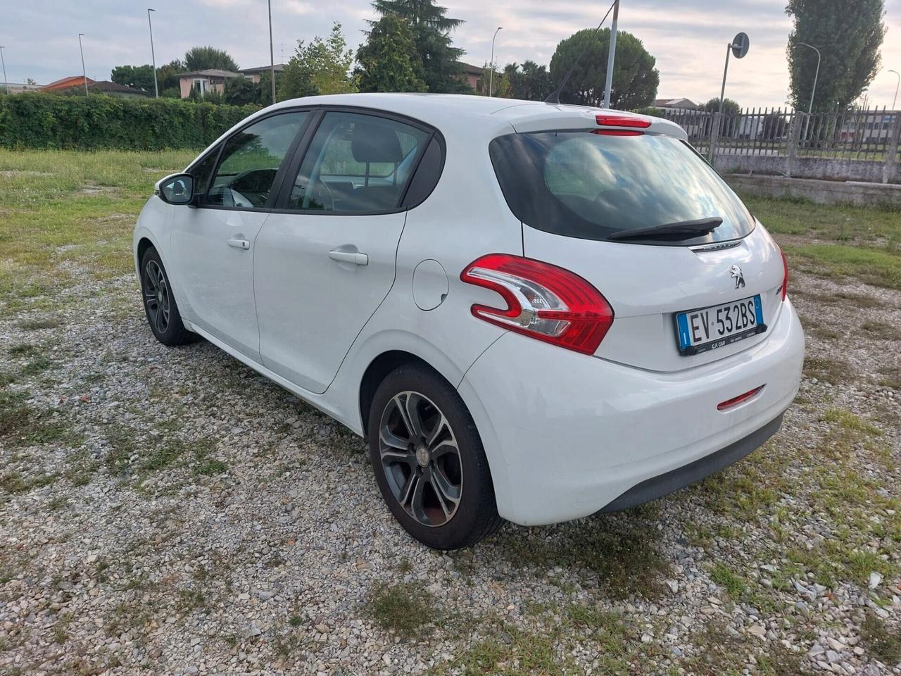 Peugeot 208 1.4 HDi 68 CV 5 porte Allure