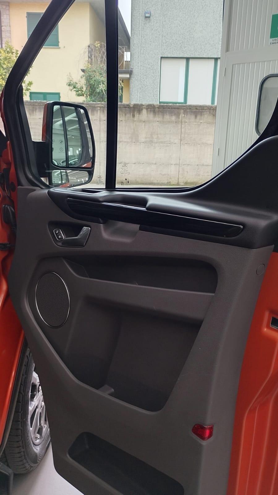 Ford Tourneo Custom 320 2.0 EcoBlue 170CV aut. Titanium