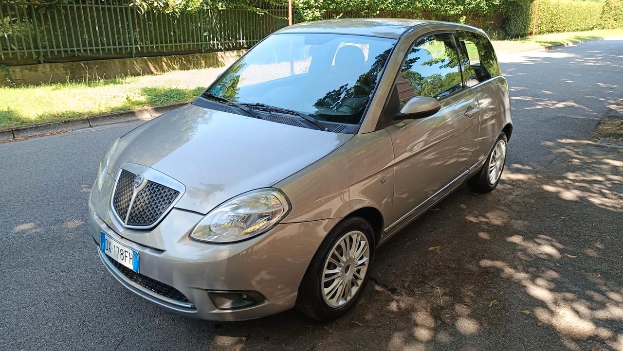 Lancia Ypsilon 1.2 Argento benzina neopatentati