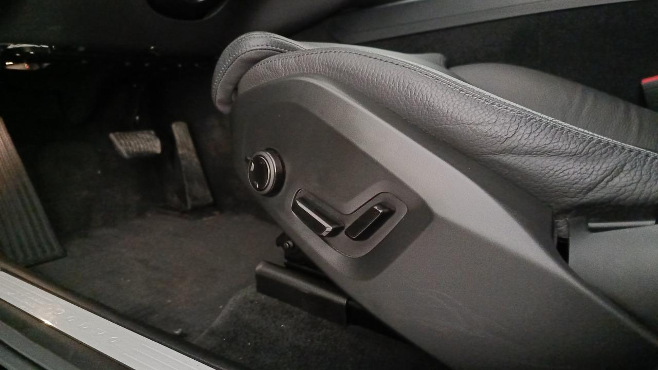 VOLVO XC60 2.0 b4 Plus Dark awd auto
