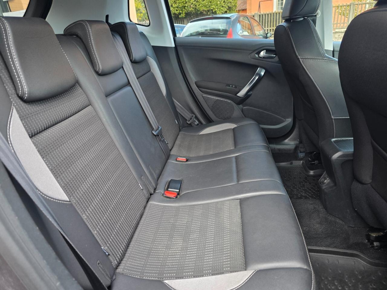Peugeot 2008 1.6 BlueHDi 100 Allure