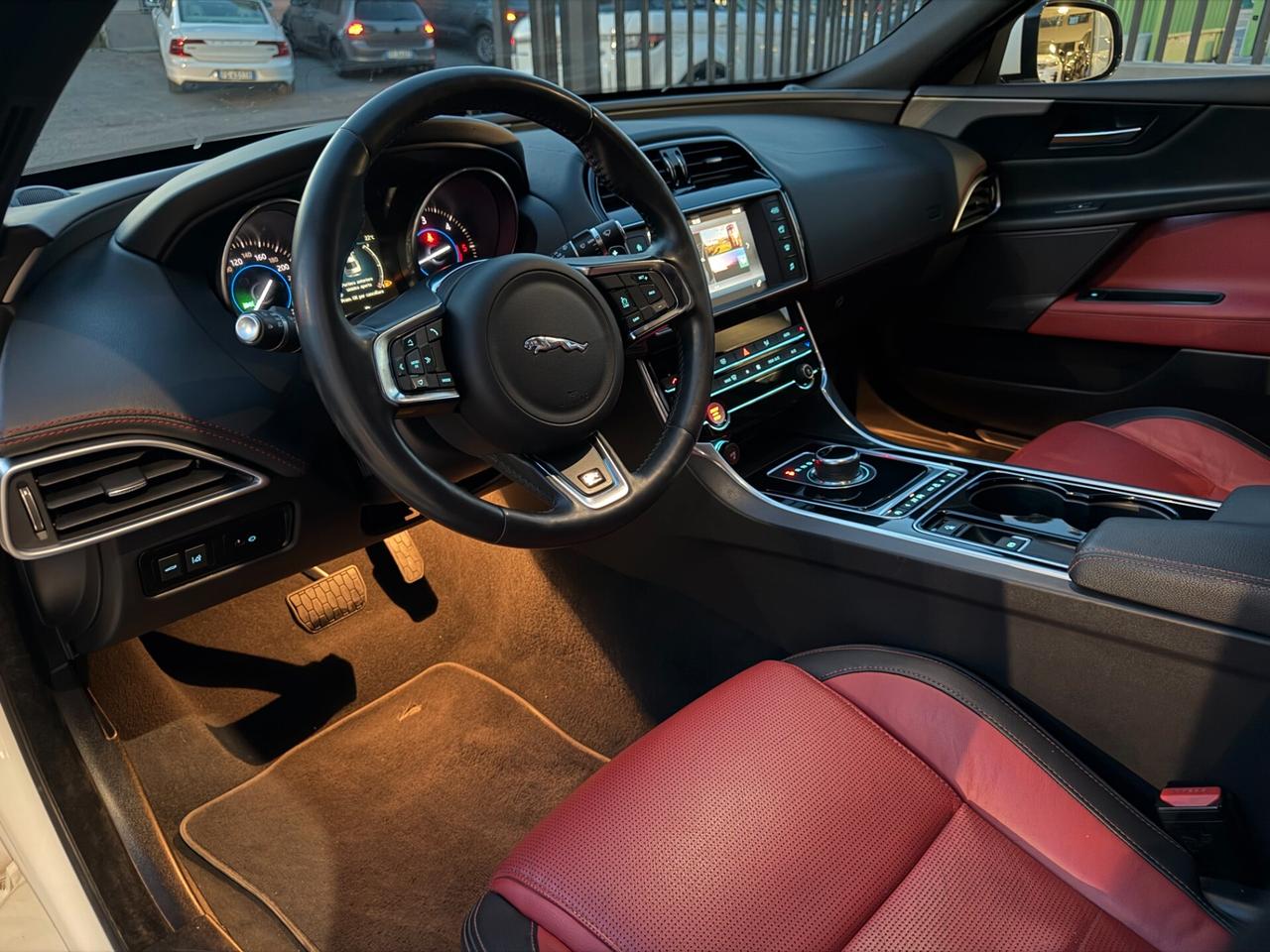 Jaguar XE 2.0 D Turbo R-Sport