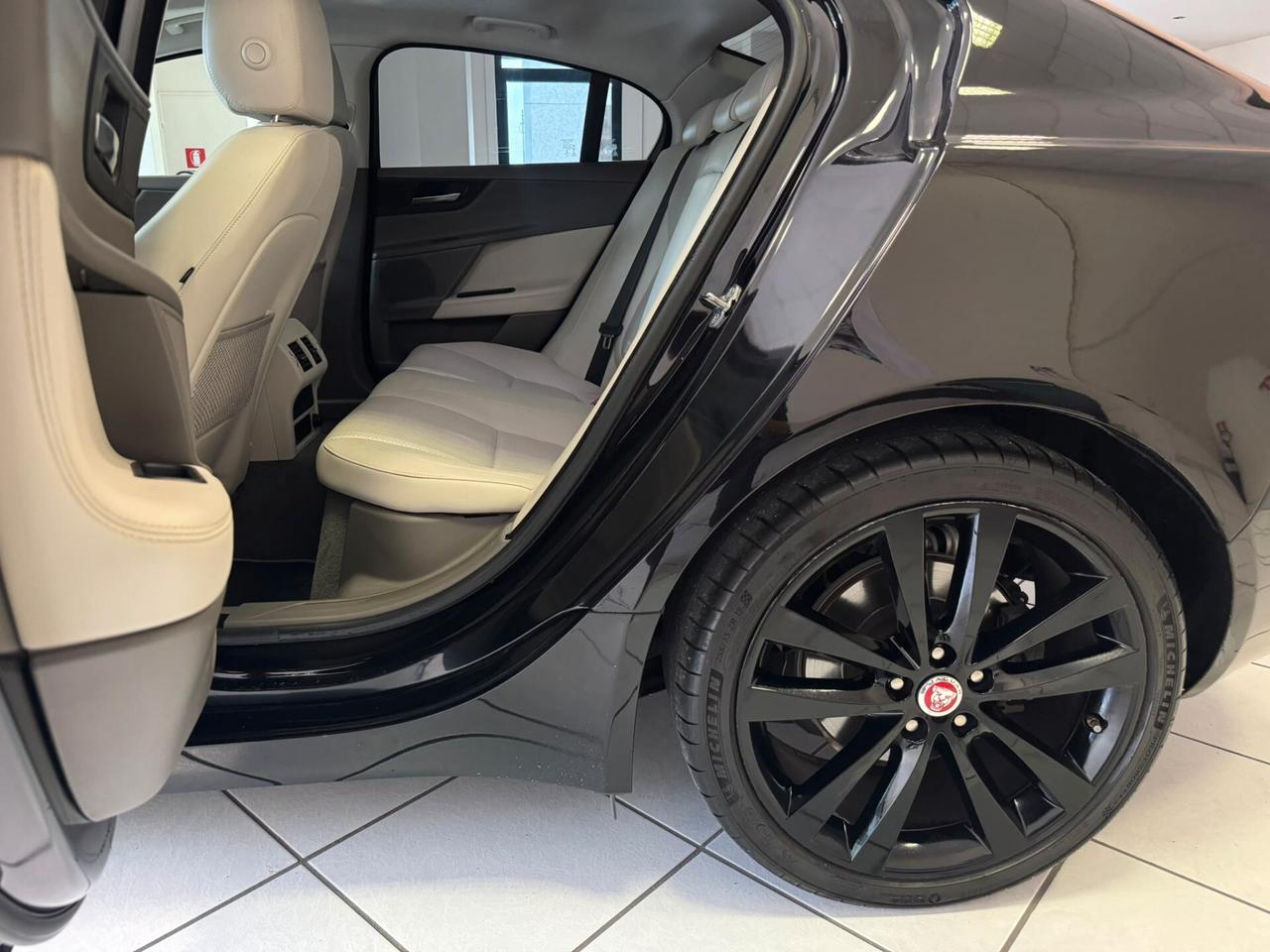 Jaguar XE 2.0 D Turbo aut. Portfolio