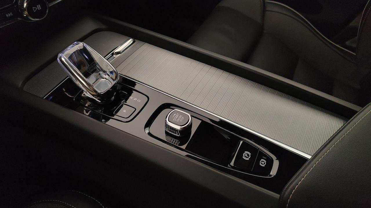 VOLVO XC60 2.0 b5 Plus Dark awd auto